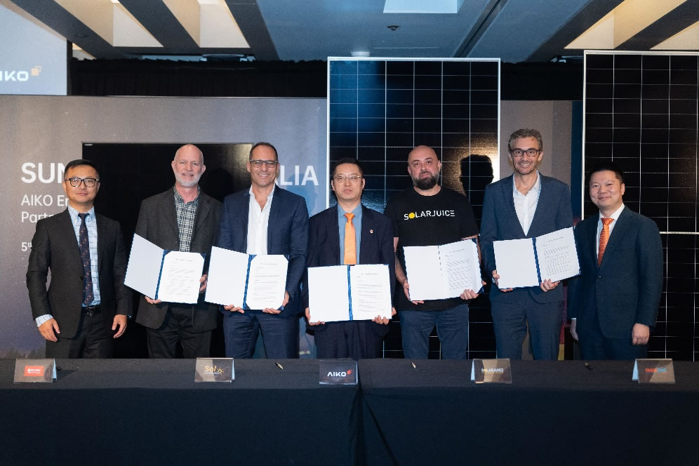 AIKO APAC President Alex Hang (left) and key partners signed MOU, marking AIKO's solar expansion in Australia.