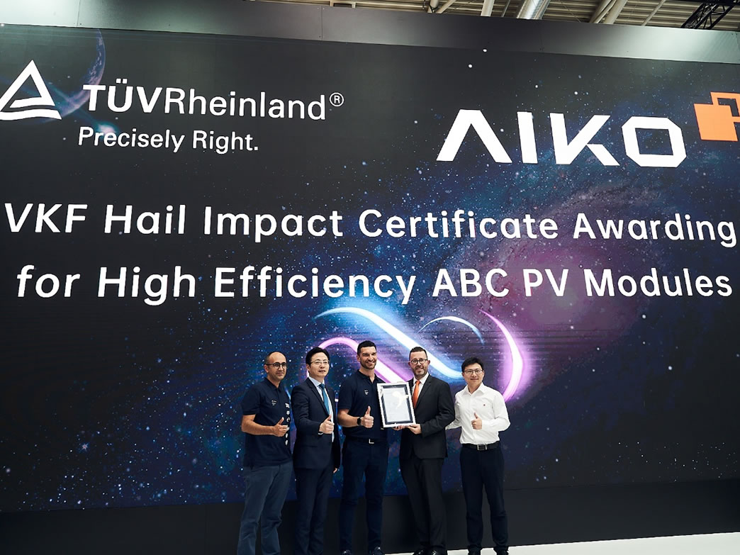 AIKOs hocheffiziente ABC-Solarmodule bestehen Hageltest des TÜV Rheinland und erhalten als weltweit erste das Schweizer Hagel VKF-Zertifikat.