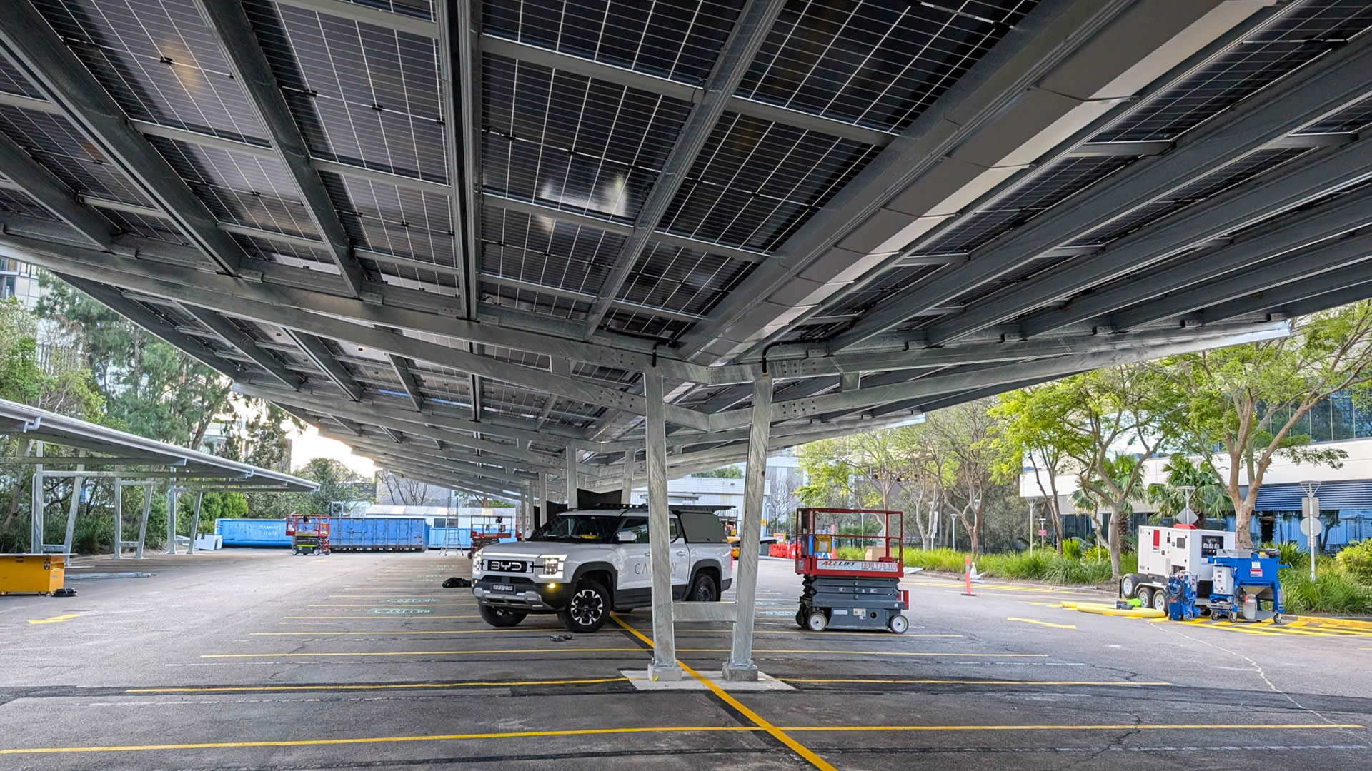 7% 的功率增益与 3 倍安装增速——爱旭 ABC 高效技术助力屋顶遮阳棚高效发电