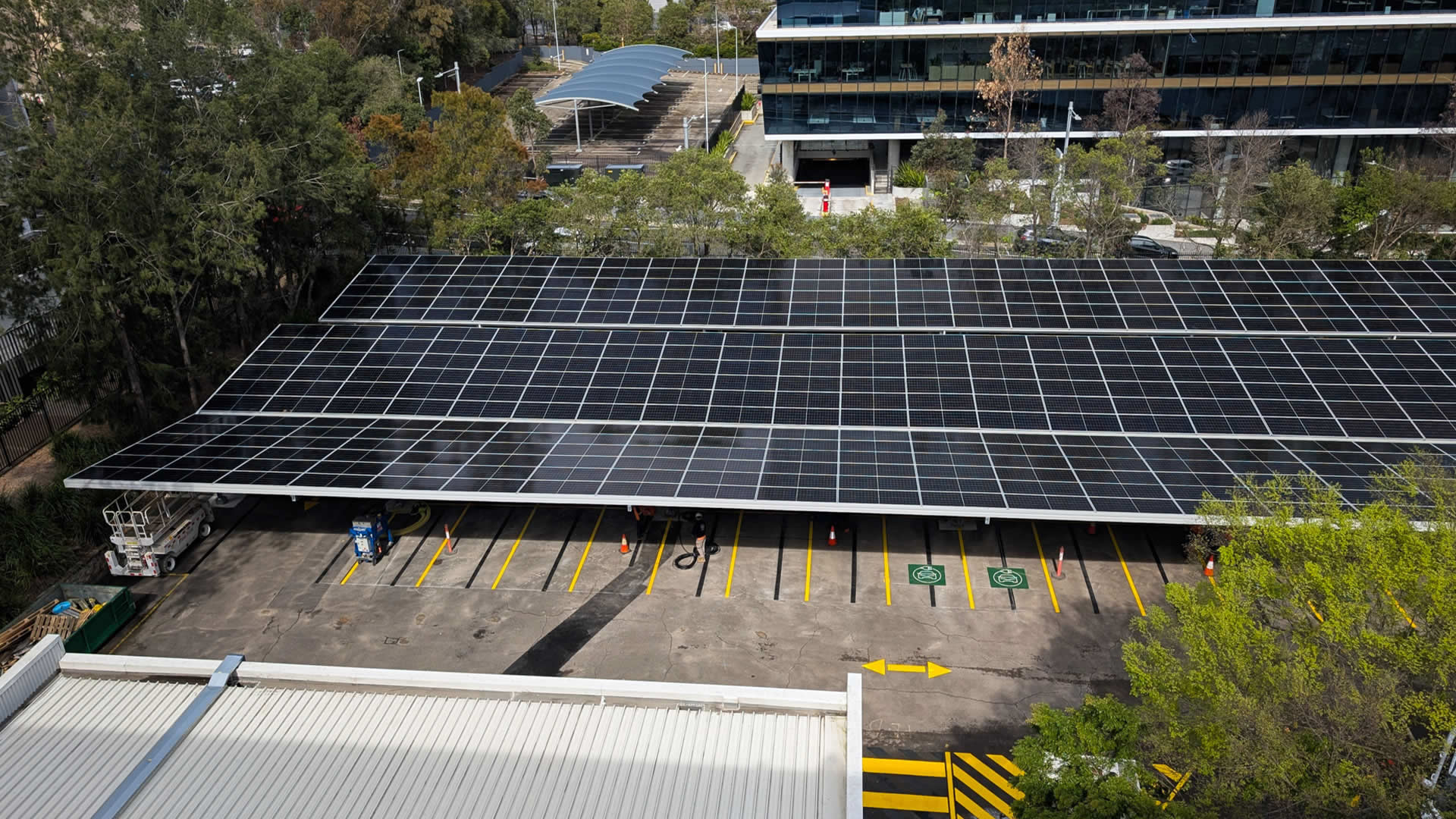 7% 的功率增益与 3 倍安装增速——爱旭 ABC 高效技术助力屋顶遮阳棚高效发电