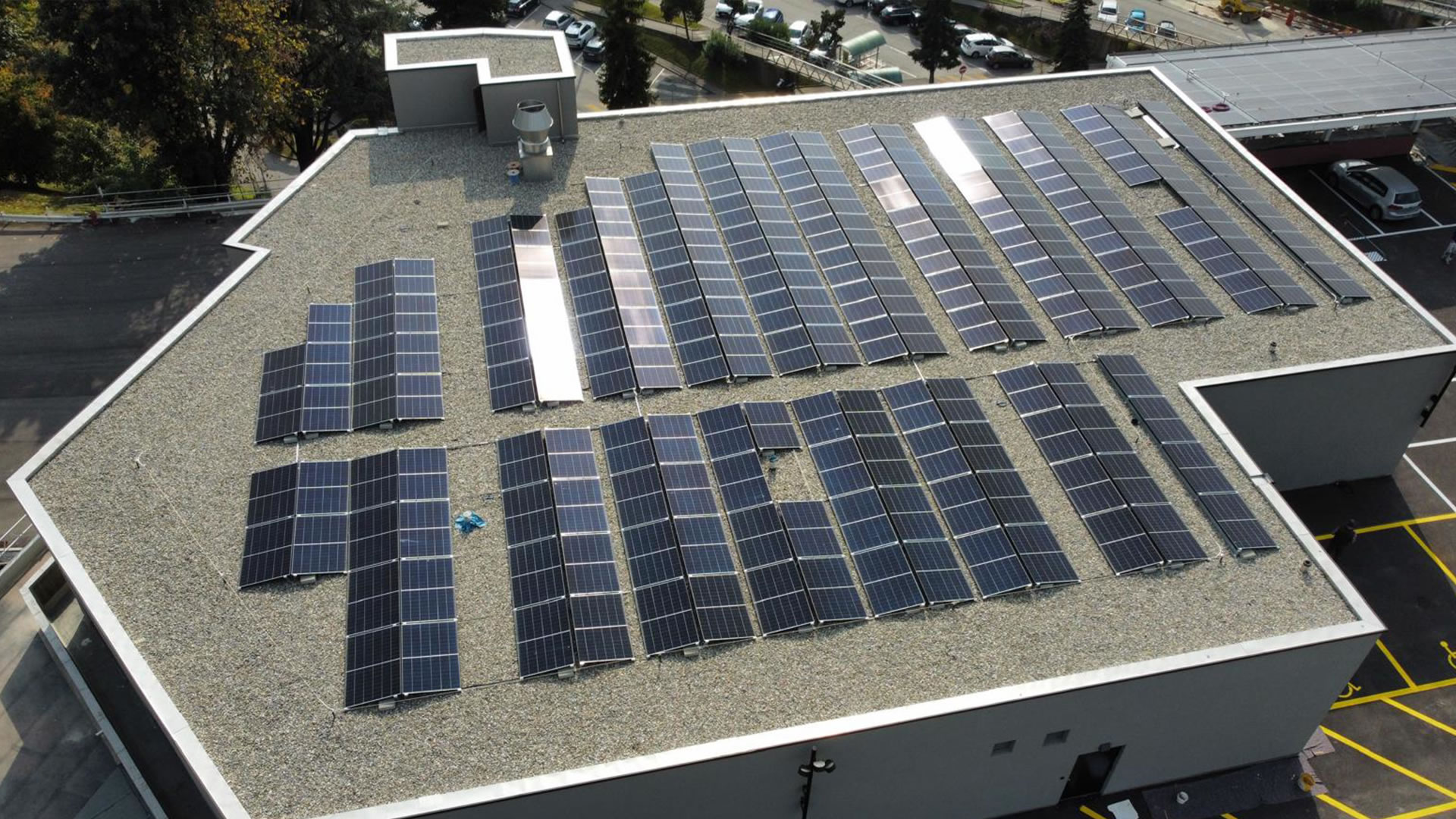 塞尔丰塔纳购物中心实现100%太阳能自用，摆脱电网依赖