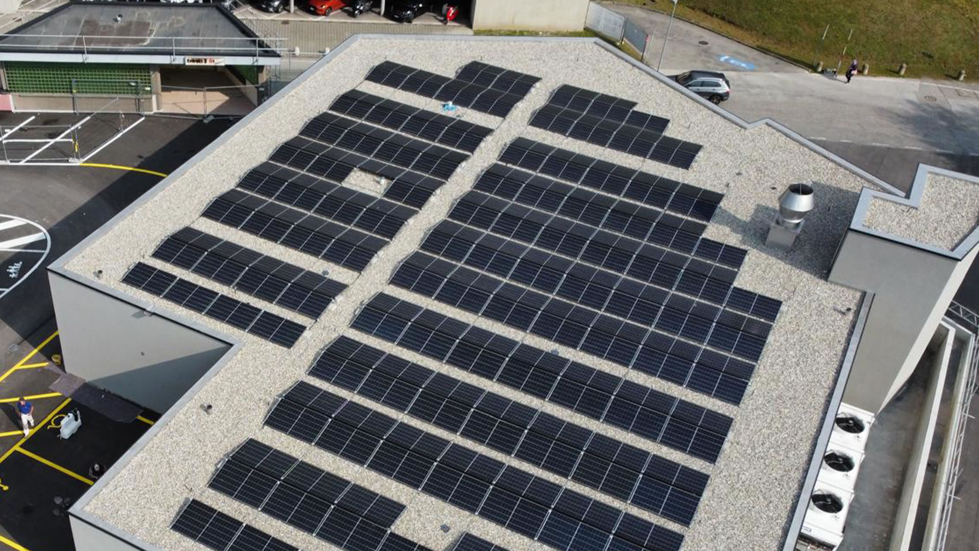 塞尔丰塔纳购物中心实现100%太阳能自用，摆脱电网依赖