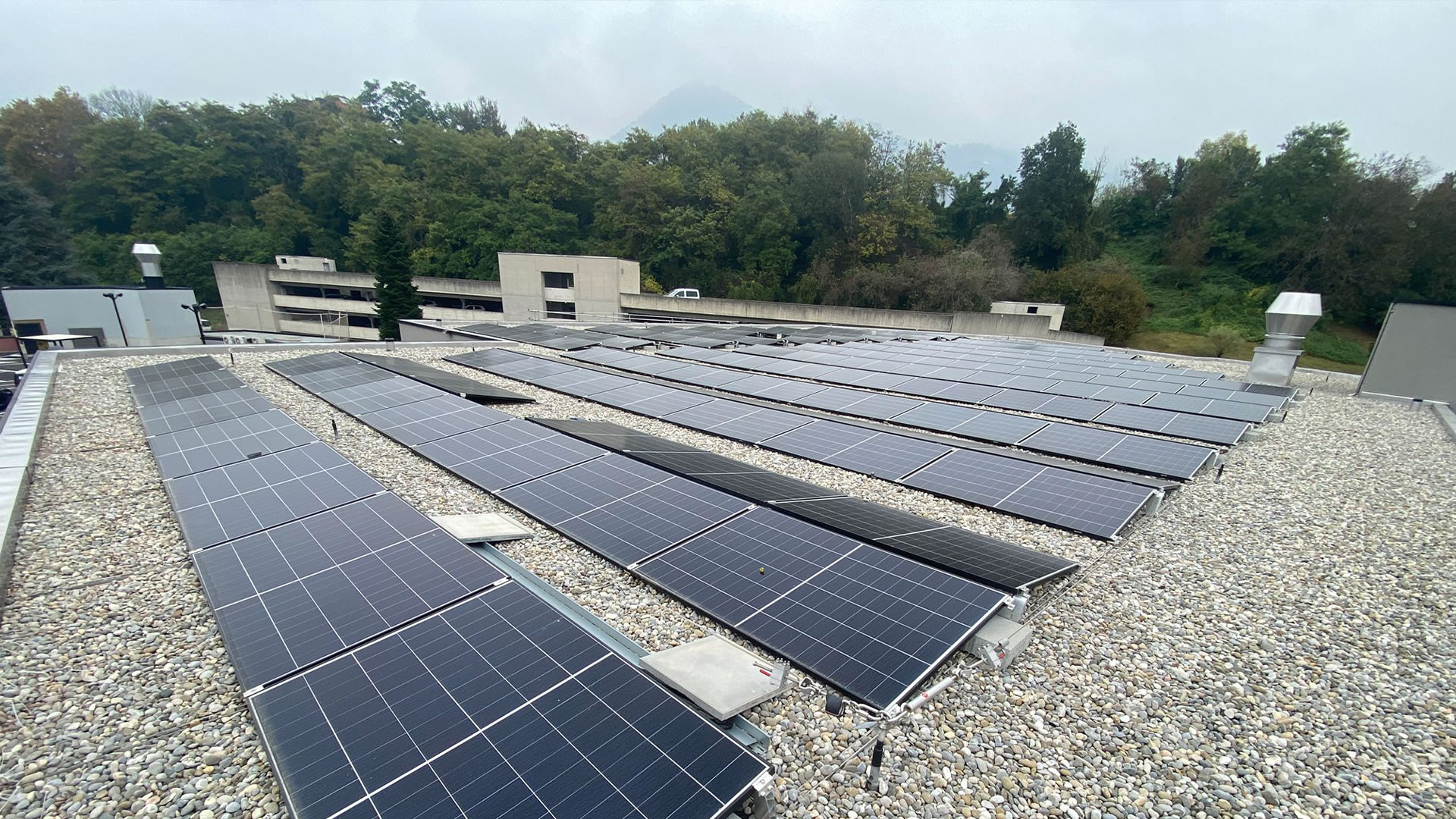 塞尔丰塔纳购物中心实现100%太阳能自用，摆脱电网依赖