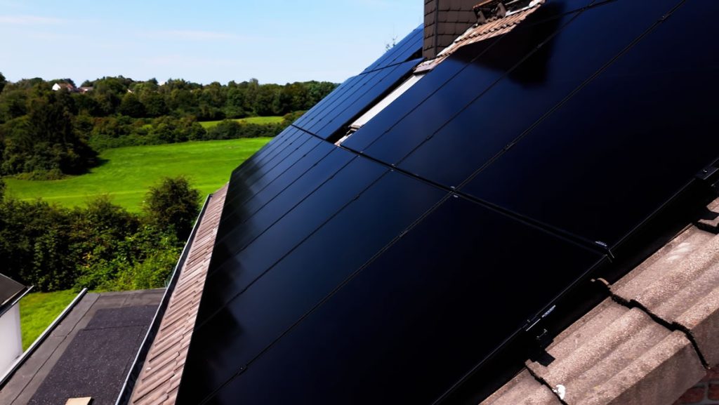Pourquoi le look d’une toiture photovoltaïque est votre meilleur argument de vente en 2026
